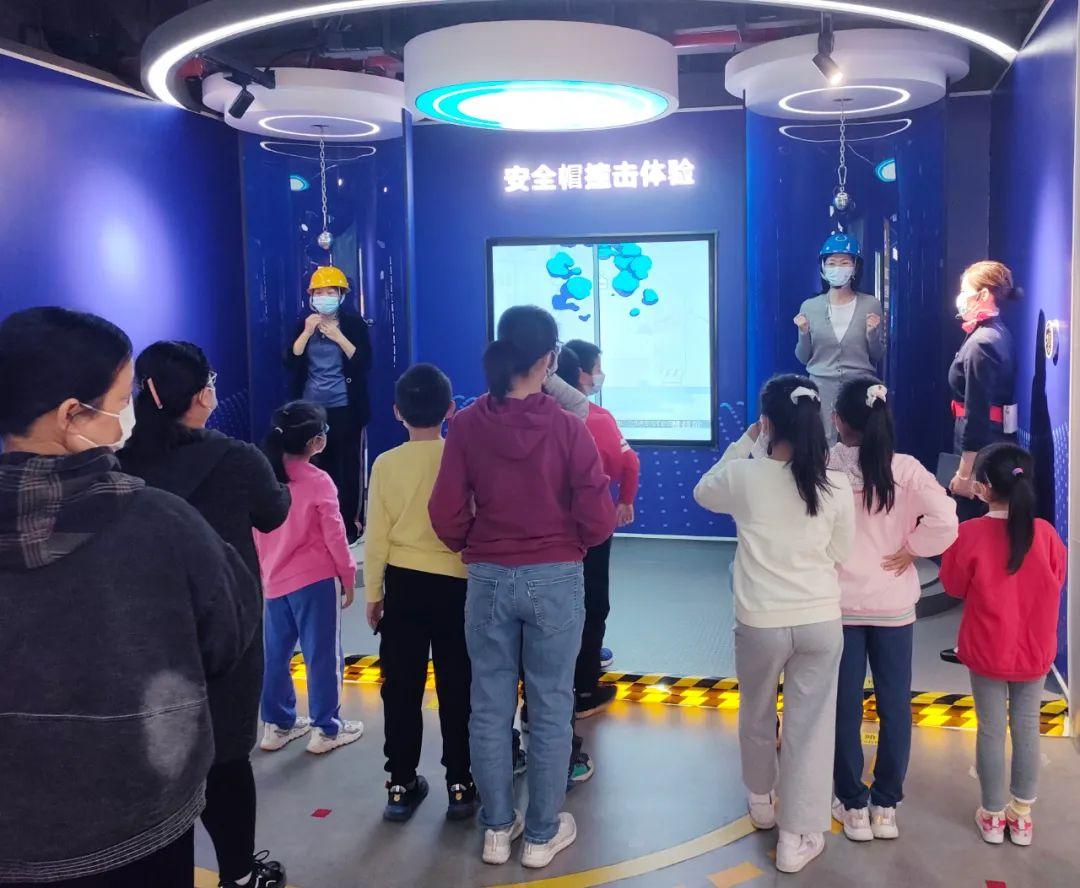 男子外墻施工被困？南山安全教育體驗(yàn)館來(lái)告訴您如何正確高空作業(yè)